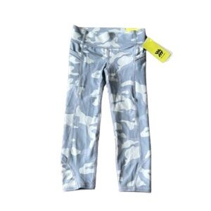 027 NWT All In Motion Mid-Rise Capri - Size XS (4/5)